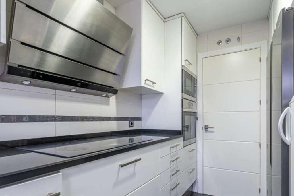 Impresionante Apartamento De 4 Dormitorios 3 Banos Y 2 Plazas De Garaje Madrid Luaran gambar