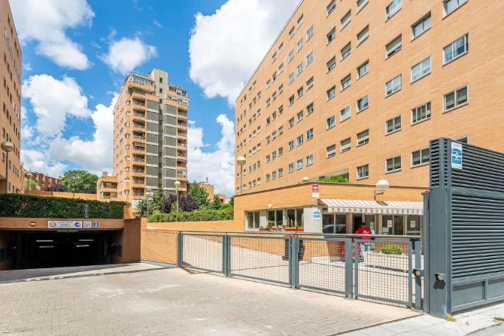 Impresionante Apartamento De 4 Dormitorios 3 Banos Y 2 Plazas De Garaje Madrid Luaran gambar