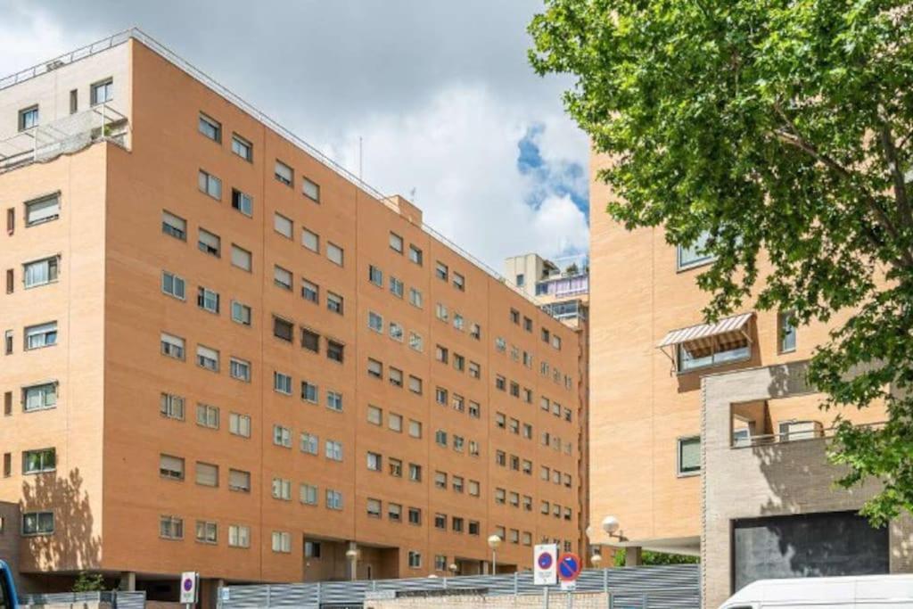 Impresionante Apartamento De 4 Dormitorios 3 Banos Y 2 Plazas De Garaje Madrid Luaran gambar