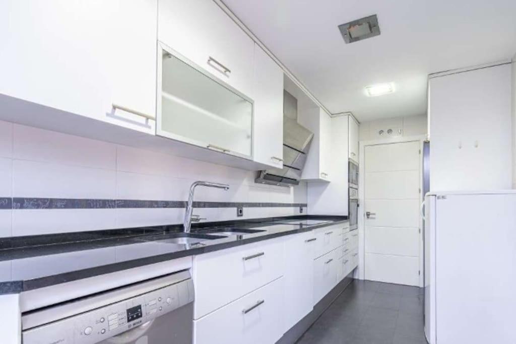 Impresionante Apartamento De 4 Dormitorios 3 Banos Y 2 Plazas De Garaje Madrid Luaran gambar