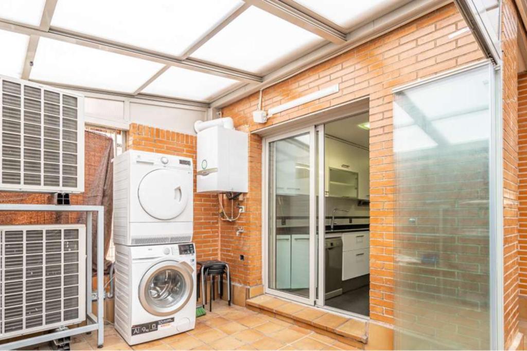 Impresionante Apartamento De 4 Dormitorios 3 Banos Y 2 Plazas De Garaje Madrid Luaran gambar